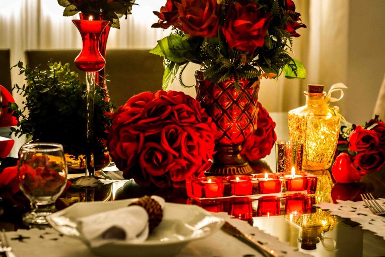 Rosas vermelhas, velas e muito romantismo - Formosinha Decorações